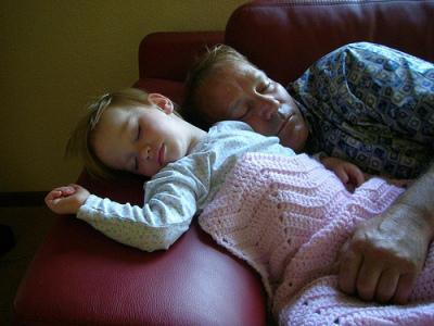 איך ללמד ילד לישון בעריסה שלהם. כמה עצות