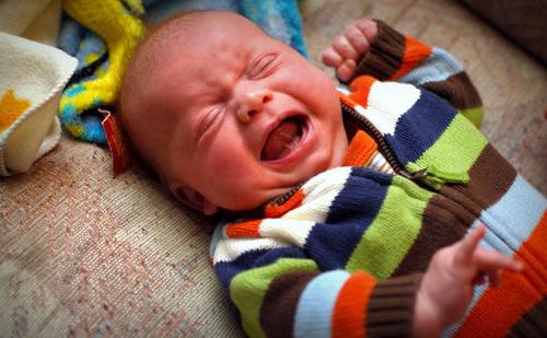 למה התינוק בוכה בזמן האכלה? סיבות, מניעה, המלצות